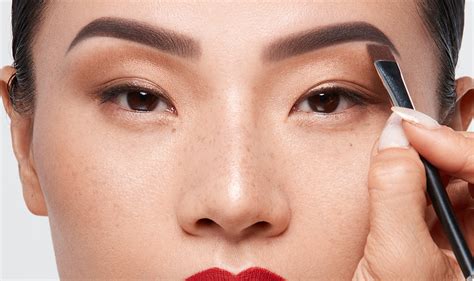 The Secret to Celeb-worthy Brows: The Magic Eyebrow Brush